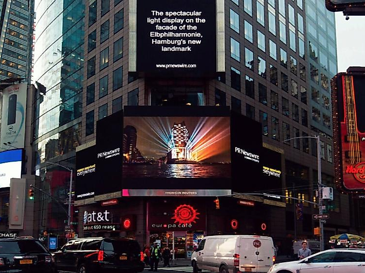 Leuchtwerbung für die Elbphilharmonie auf einer digitalen Billboard-Anzeige am Times Square in New York.