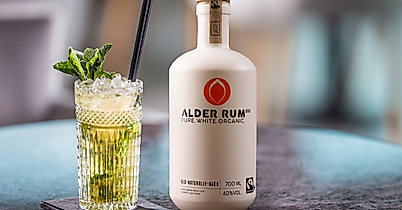 alder-rum-hamburg-bramfeld-rumflasche-mit-cocktail-longdrink-gastronomie-c-harry-geiseler