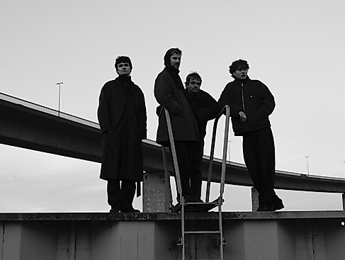 Gruppe vor Brücke in Schwarz-Weiß
