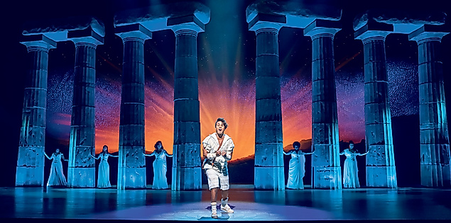 Szenenbild Disneys HERCULES: Hercules in Zentrum, im Hintergrund Säulen und Sonnenuntergang. 