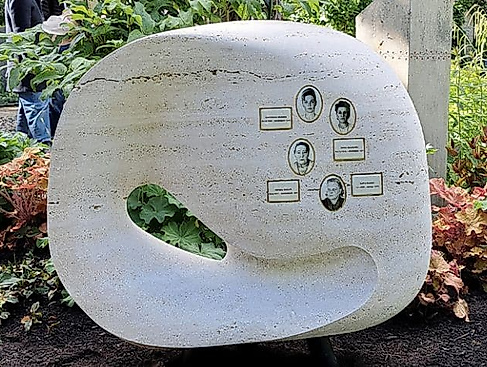 Gedenkstein_Garten-der-Frauen_Honkas-Opfer