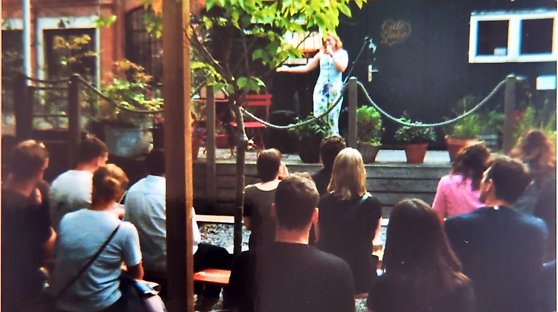 Biergarten mit Publikum und Bühne