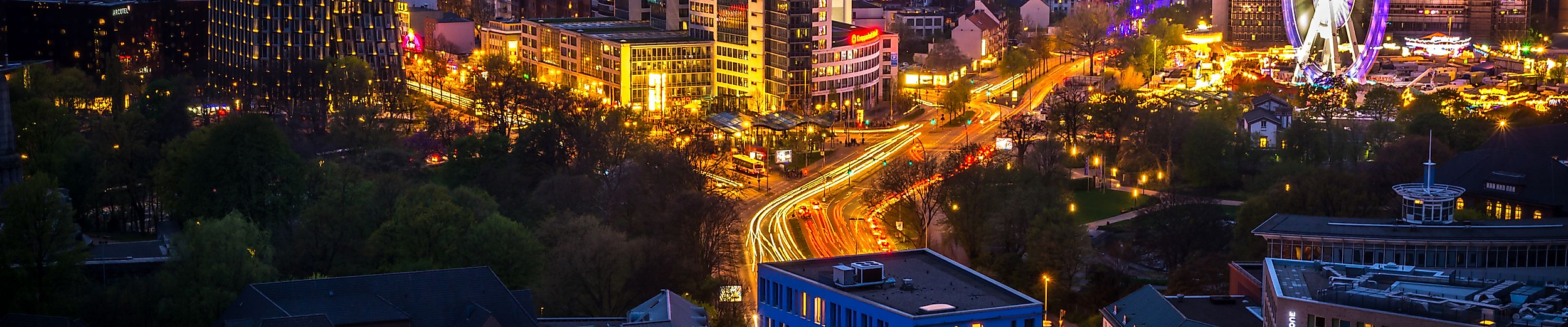 Nächtlicher Blick über St. Pauli mit Reeperbahn, Heiligengeistfeld und beleuchtetem Riesenrad