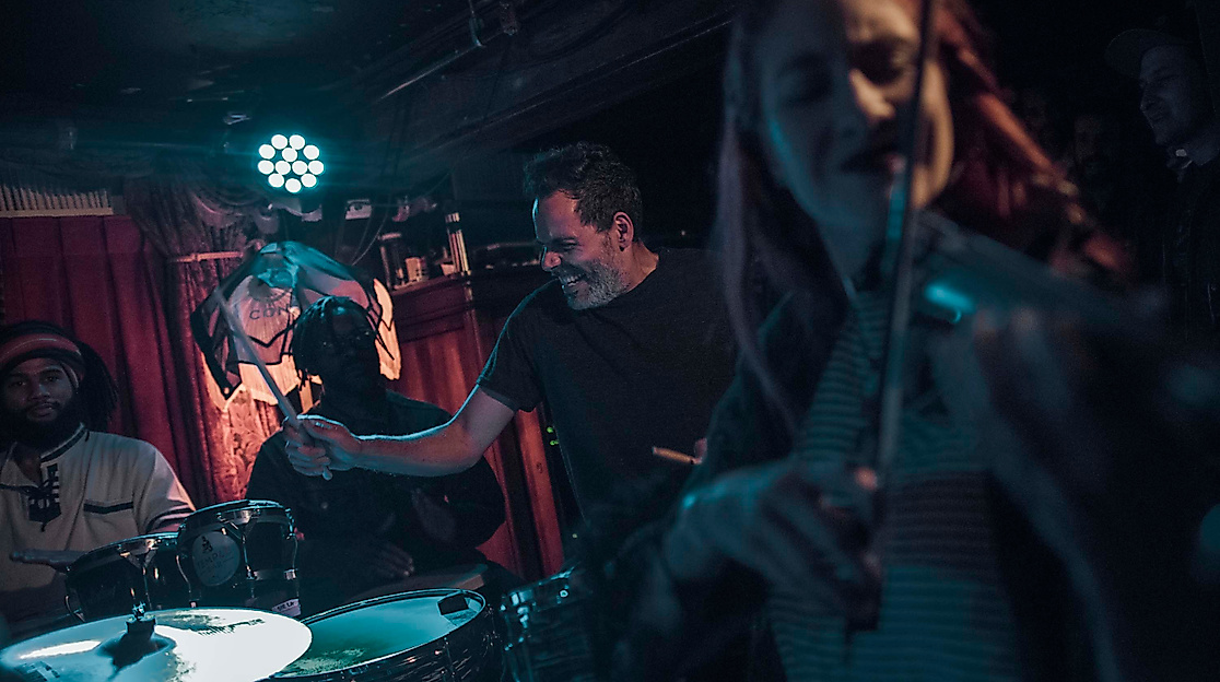 Musiker:innen bei energetischem Clubkonzert in dunkler Atmosphäre beim ÜBERJAZZ Festival 