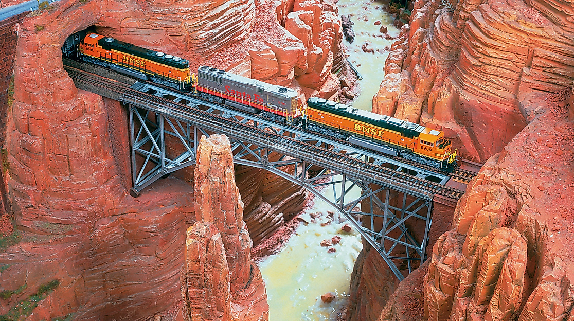 Modellzug überquert Brücke im Grand Canyon des Amerikaabschnitts im Miniatur Wunderland Hamburg