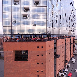 Aussichtspunkt Plaza der Elbphilharmonie mit Menschen gefüllt