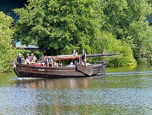 Uns Ewer auf dem schleusenkanal