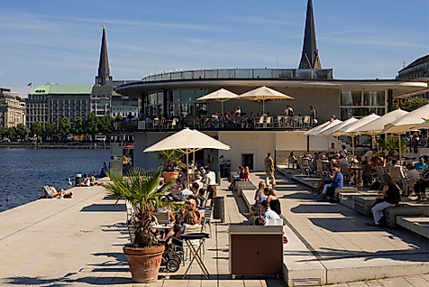 Sonnige Restaurantterrasse am Jungfernstieg mit barrierefrei zugänglichen Sitzbereichen direkt an der Alster.