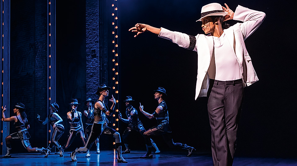 Szenenbild Michael Jackson: Michael Jackson tanzend, Band im Hintergrund. 