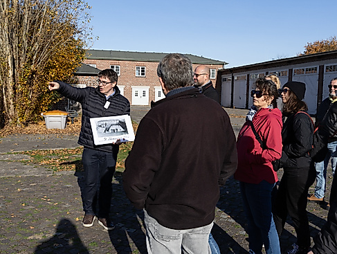 Vor den SS-Garagen des ehemaligen KZs