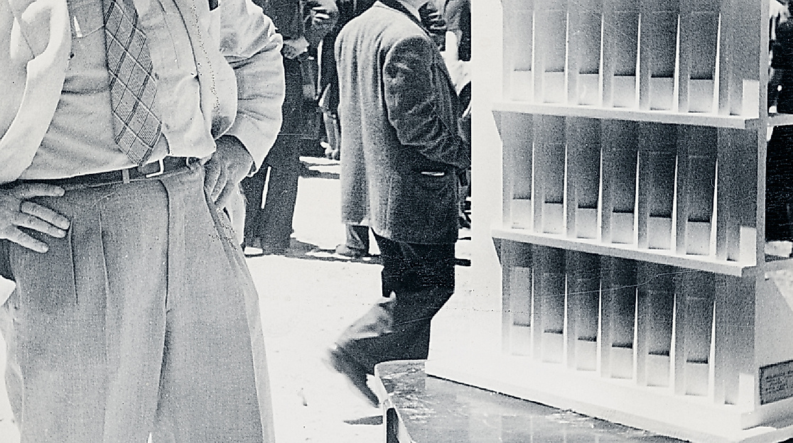 Ossip Klarwein vor seinem Fassadenmodell für die Hebräische Universität Jerusalem, 1947, Central Zionist Archives, Jerusalem