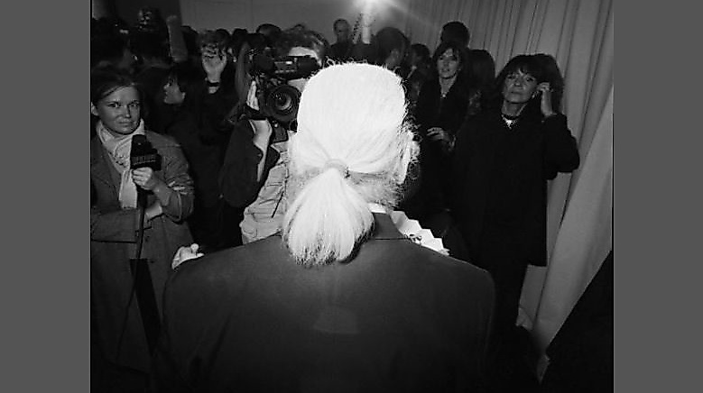 26-09-20 Karl Lagerfeld vor Publikum 1998 BSB Bildarchiv Volker Hinz