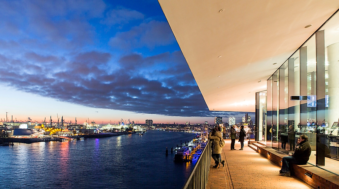 Elbphilharmonie Plaza mit Blick auf Hafen bei Sonnenuntergang