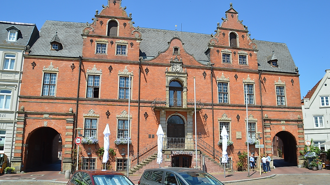 Historisches Backsteingebäude mit Giebeln