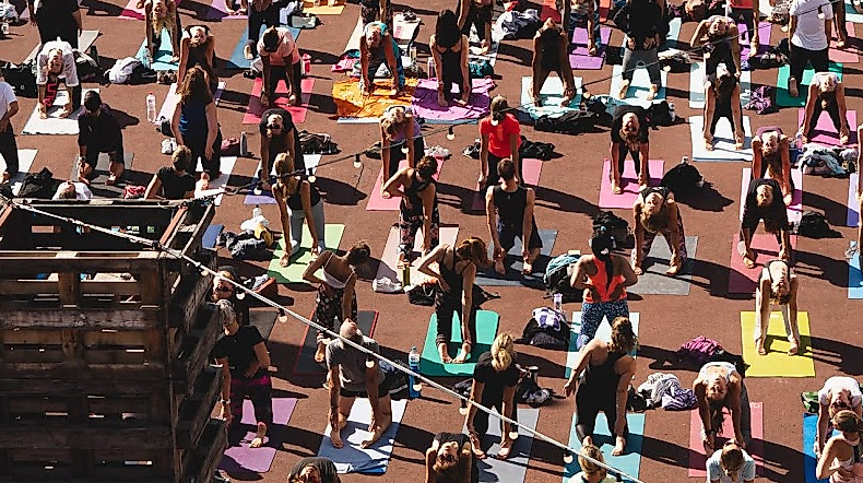 Yoga Goes Reeperbahn - buntes Mattenmeer