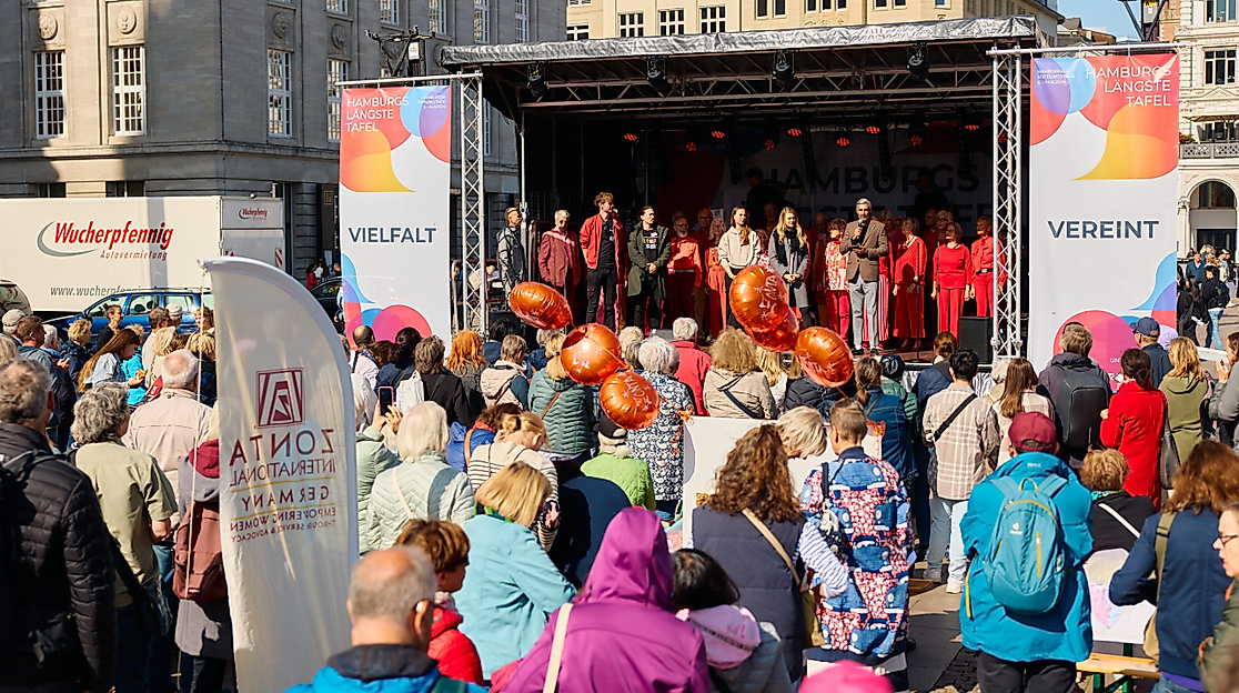 Stiftungsbuero Hamburgs lädt zur Längsten Tafel