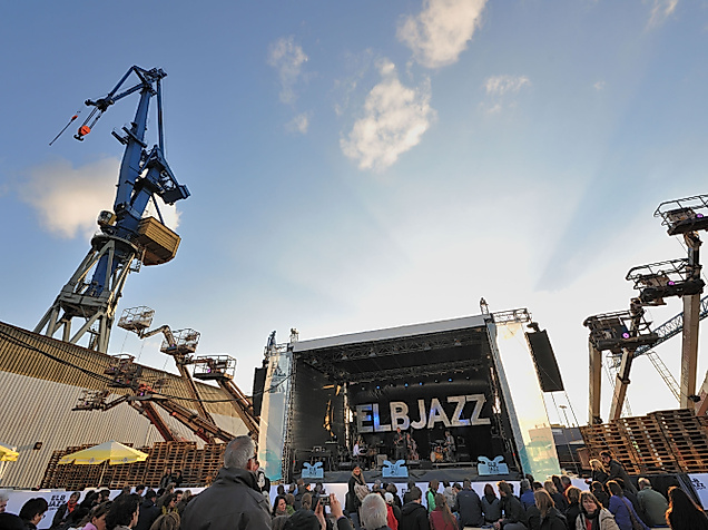 Open-Air-Konzert beim ELBJAZZ Festival im Hamburger Hafen mit Bühne, Kränen und Abendhimmel