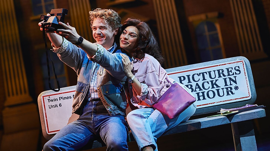 Zurück in die Zukunft Szenenmotiv Paar macht ein Selfie auf einer Parkbank mit einer Polaroidkamera