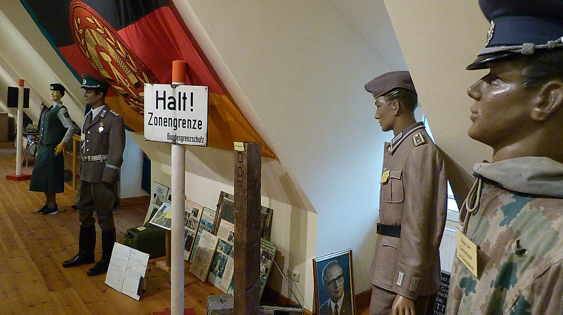 museum-deutsche-einheit-ausstellung-uniformen-bild-2020-nowotny_1