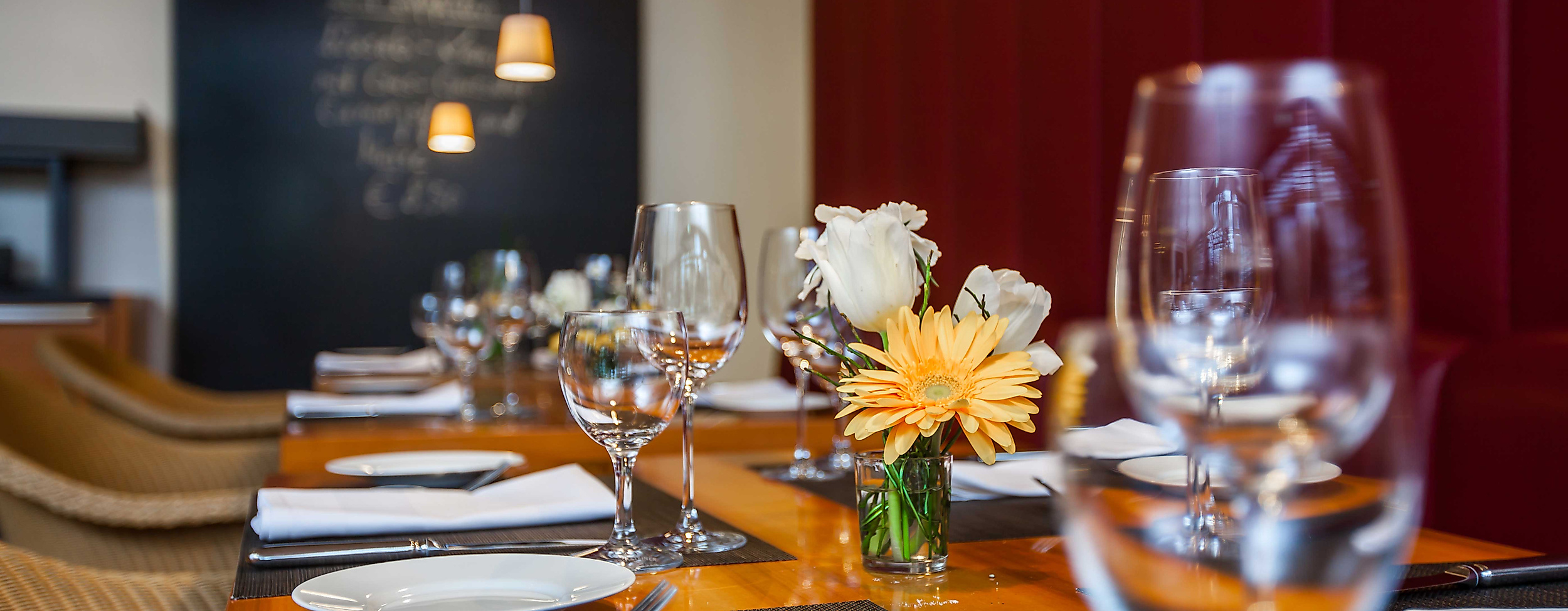 marleys-restaurant_innenansicht-gedeckter-tisch_c-2020_madison-hotel-gmbh