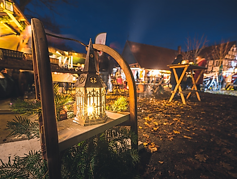 Nacht-Weihnachtsmarkt auf dem Antikhof