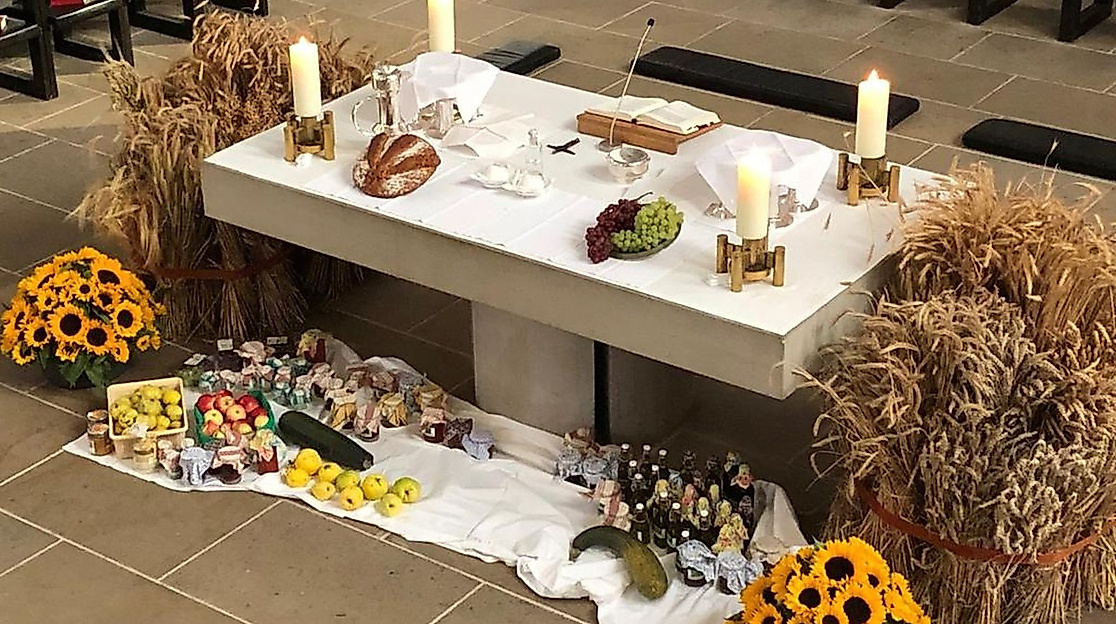 Abendmahlsgottesdienst zu Erntedank mit Pastorin Margrit Wegner und der Stadtkantorei, zeitgleich Kindergottesdienst, anschließend Eintopfessen