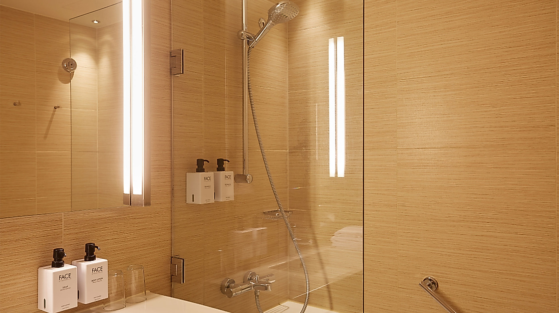 Bathroom superior room Scandic Hambur Emporio