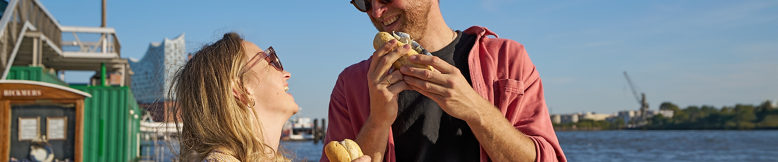 Paar ist Fischbrötchen an den Landungsbrücken Hamburg