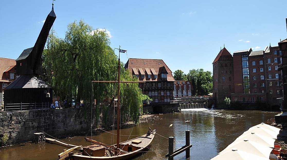 Blick über das Lüneburger Wasserviertel am Stint mit dem Alten Kran
