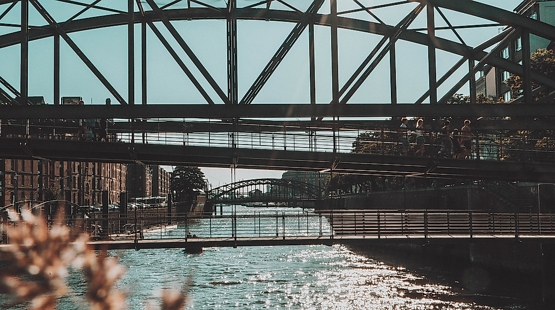 Smiley über Brücke