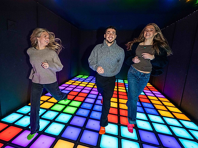 Farbenfroher Lauf auf leuchtendem Boden