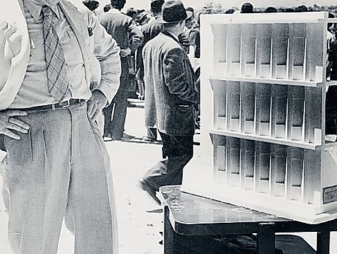 Ossip Klarwein vor seinem Fassadenmodell für die Hebräische Universität Jerusalem, 1947, Central Zionist Archives, Jerusalem