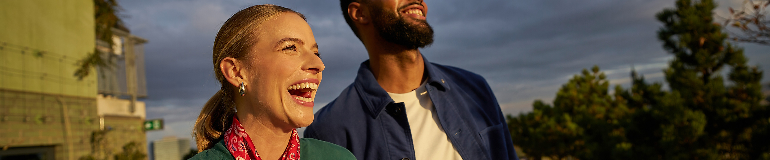 Zwei lachende Menschen auf dem Grünen Bunker.