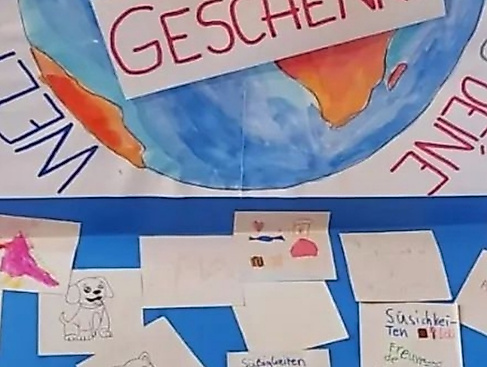 Collage mit Bild der Welt und Text `Du hast uns deine Welt geschenkt` + von Kindern gemalten Bildern