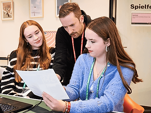 Girls code in Scratch