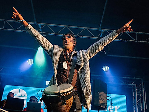 Rhythmus pur auf der Bühne des Festivals – bei der Charity-Veranstaltung Scharbeutz sorgte dieser Bongo-Act für echte Party-Vibes und unvergessliche Energie.