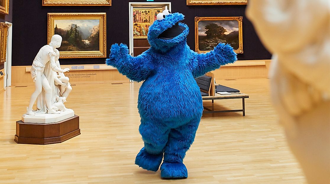 Das Krümelmonster steht in der Hamburger Kunsthalle zwischen Skulpturen und Gemälden 