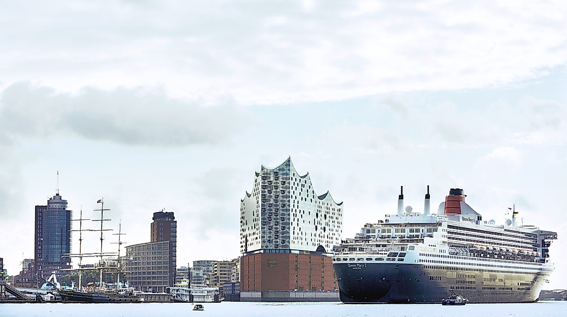 queen-mary-2-einfahrt-hamburger-hafen_c-joerg-modrow_2015_01