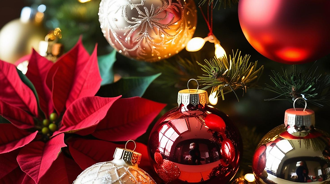 weihnachtszauber mit Christbaumkugeln und Weihnachtsstern