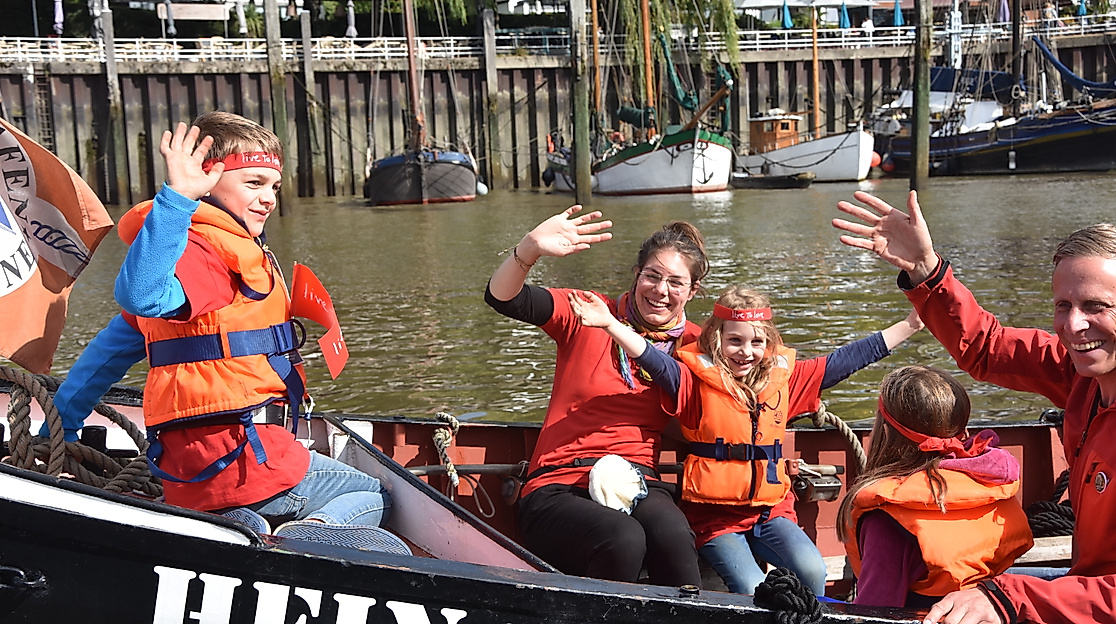 Plastikmüll sammeln zu Wasser und an Land - besonders für die Kinder ein Erlebnis!