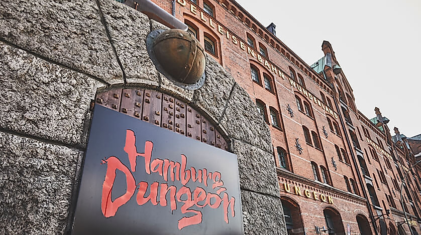 Außenansicht der Location und dem Schild "Hamburg Dungeon"
