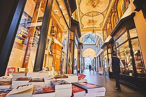Elegante Passage mit historischen Deckenmalereien und Schaufenstern in den Alsterarkaden Hamburg