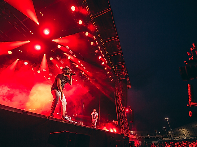 Live-Konzert der Beginner auf Festivalbühne mit roter Lichtshow bei Nacht