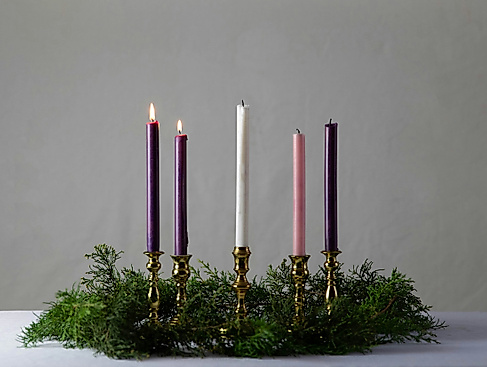 Adventskranz mit 2 brennenden Kerzen