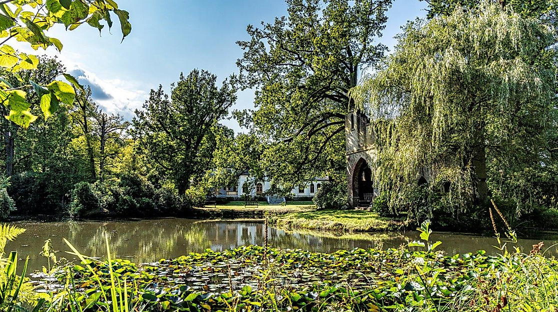 Villa mit Ruine und Teich
