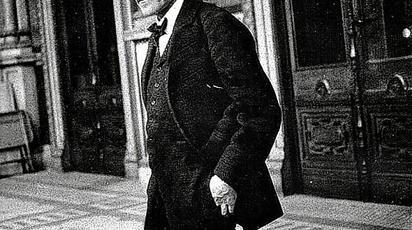 Mahler vor der Hofoper Wien