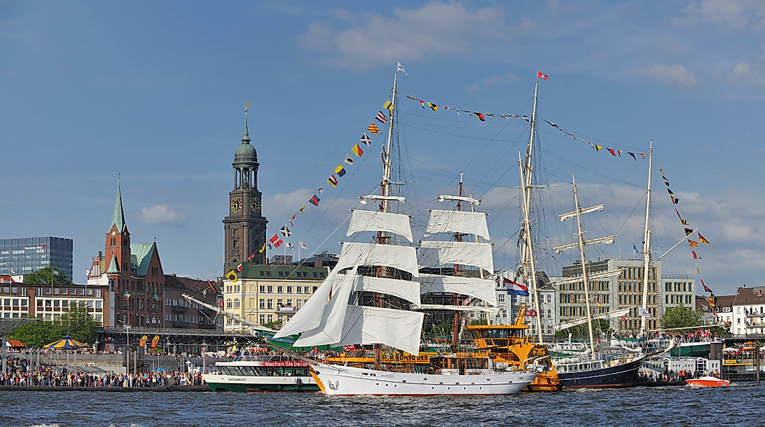 Segelschiff auf der Elbe vor der Hamburger Skyline beim Hafengeburtstag bei sonnigem Wetter