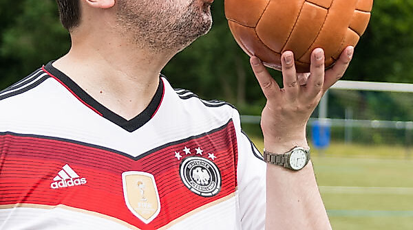 Da lacht der Fußball