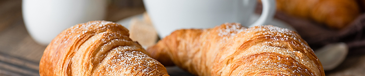 Frische Croissants mit Kaffee als französisches Frühstückserlebnis in Hamburg