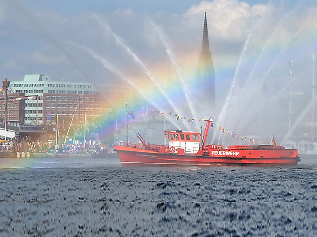 Feuerwehrschiff bei der Einlaufparade am Hafengeburstag